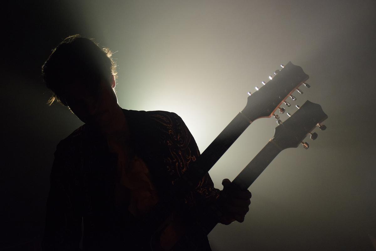 Andy Smith, guitarist of Led Repplica, with his homemade twin-neck Gibson